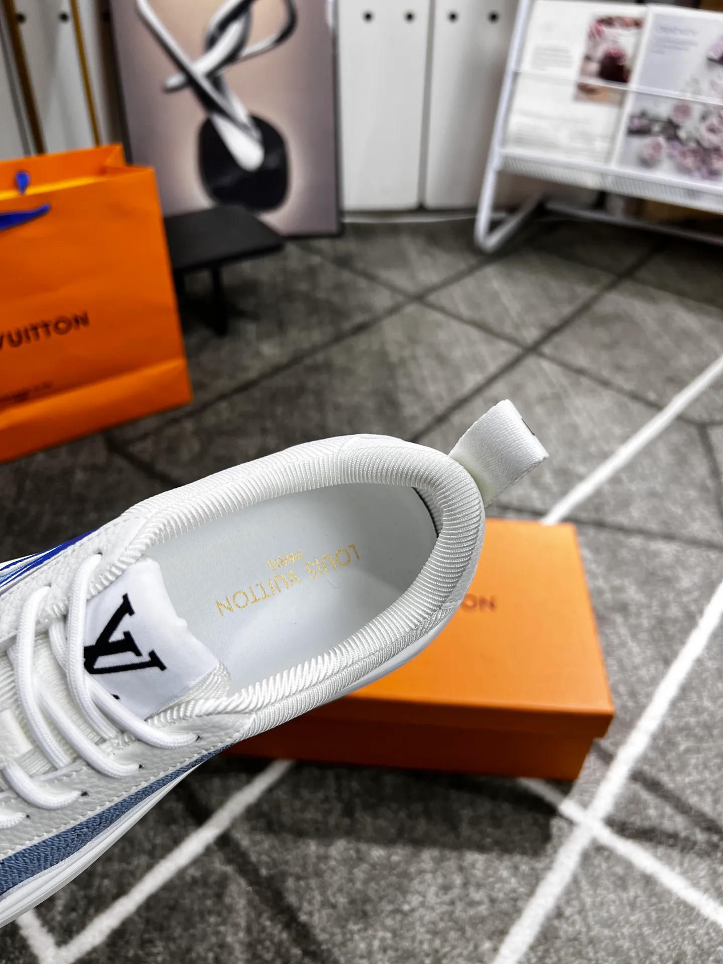 Factory price: 438 💰 LV new casual men's shoes 👉 👉 Fashionable and versatile, 💞 simple and elegant style, 🔊 made of imported cowhide, ☑️ breathable mesh lining, sheepskin feet, original wear-resistant rubber outsole, exclusive new style, actual shot, three colors available, code number: 38-44, (45 can be customized)
